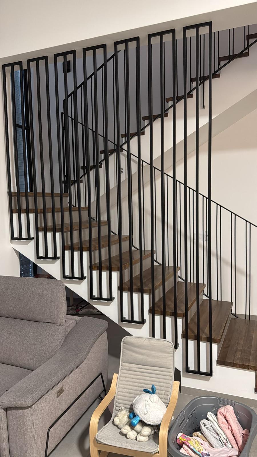 אלמנט ומעקה למדרגות